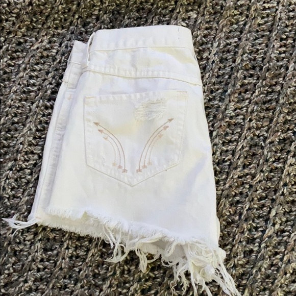 White Hollister “ short-short “ shorts ripped - Picture 2 of 3